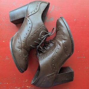 📚 Brown oxford heeled shoes - Restricted